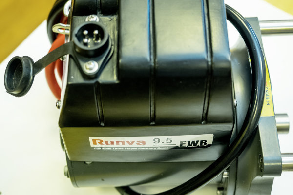 Автомобильная электрическая влагозащищенная лебедка Runva EWB9500U со стальным тросом 9500 lbs / 4309 кг 12В